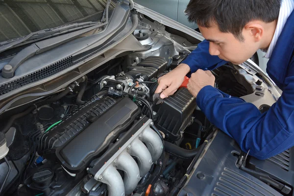 Automóvel mecânico de fixação de carro — Fotografia de Stock