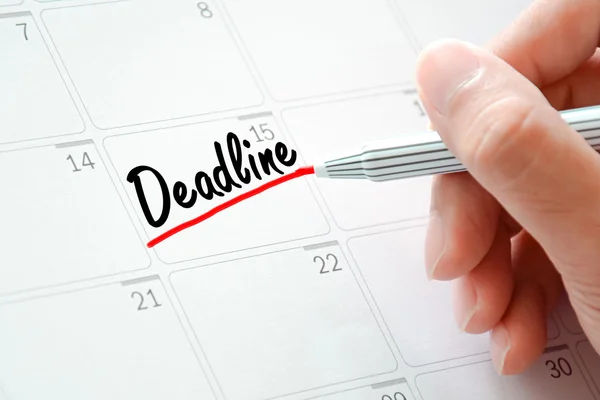 Testo in scadenza sul calendario (o sul desk planner) sottolineato con un pennarello rosso — Foto Stock