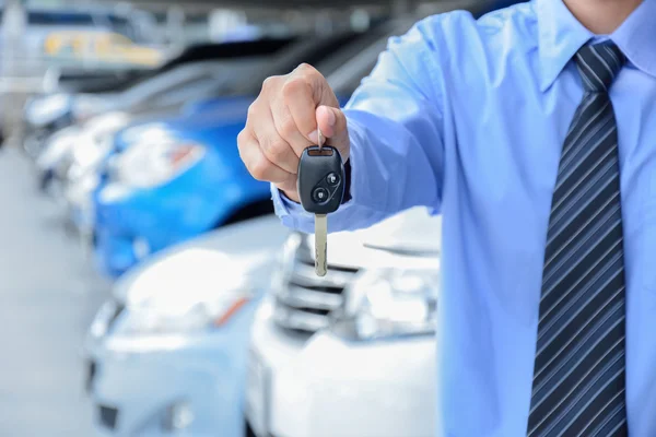 Businessman giving a car key — Stock Photo, Image