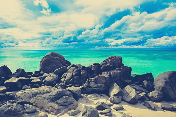 Rocas, mar y cielo azul, Lipe isla Tailandia - tono vintage — Foto de Stock