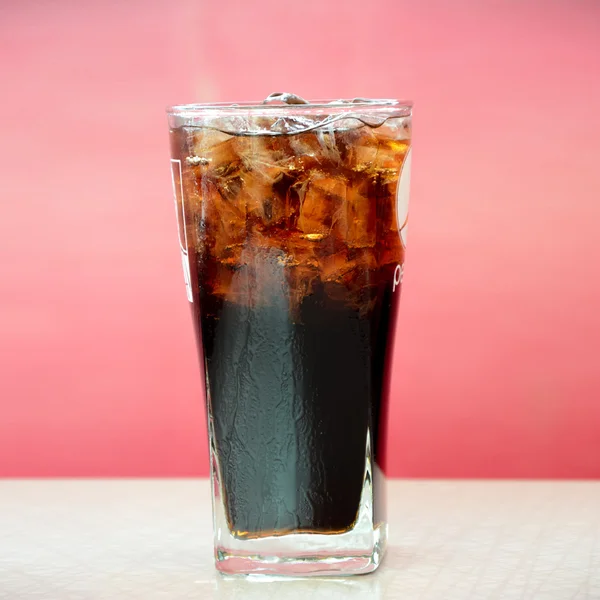 Cam buz ile soğuk Pepsi cola içecek