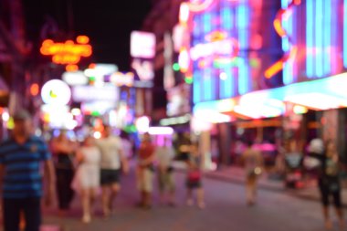 İnsanlar yürürken, insanlar ve canlı neon ışık kulüpleri ve Barlar - Pattaya, Tayland, sokak yürüyüş gece renkli arka plan bulanık