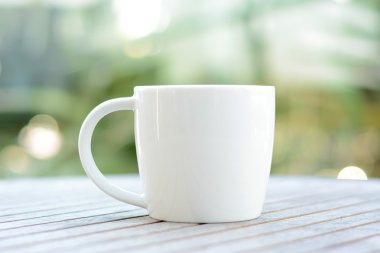 Arka planda bulanık bir kahve fincanı.