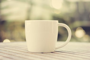 Arka planda bulanık bir kahve fincanı.