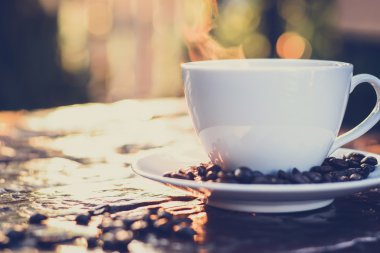 Sıcak kahve koyu bulanıklık bokeh arka plan eski ahşap tablo