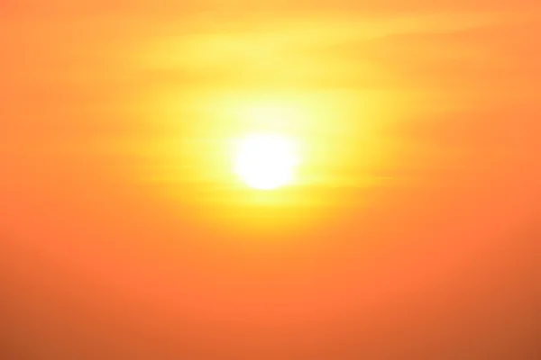 Sol no céu laranja crepúsculo por do sol — Fotografia de Stock