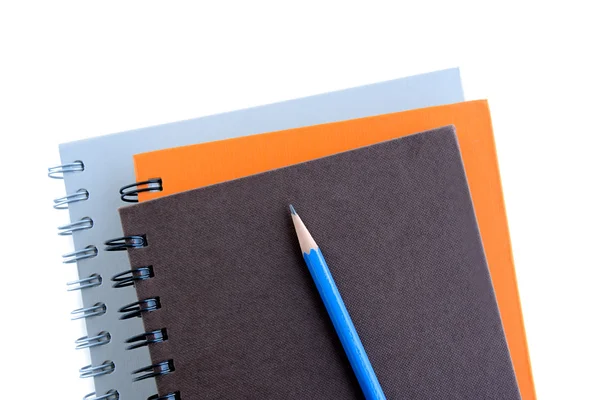 Stos notebooki (lub notesy) ołówkiem - w wyizolowanych na białym tle — Zdjęcie stockowe