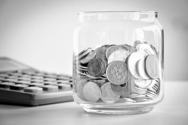 Monedas en el frasco de vidrio, mezcla de múltiples monedas asiáticas — Foto de Stock