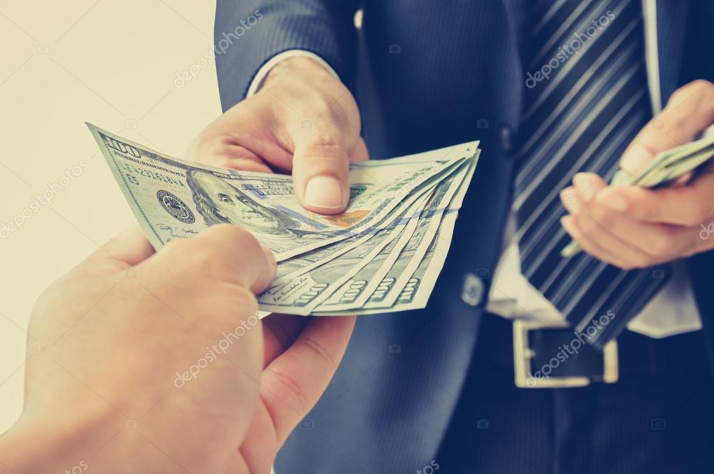 передача денег. передача денег. человек отдает деньги. передает деньги. деньги.