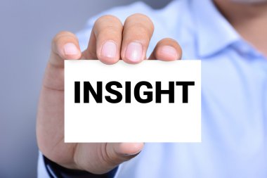 adam tarafından gösterilen kartındaki mesaj