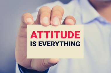 adam tarafından gösterilen kartındaki mesaj