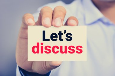 adam tarafından gösterilen kartındaki mesaj