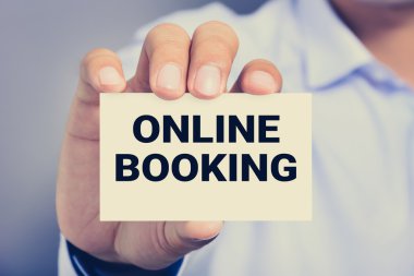 adam tarafından gösterilen kartındaki mesaj