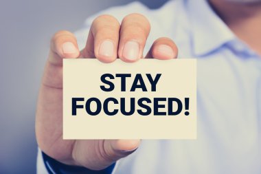 Konsantre ol! tarafından adam elini tuttum kartındaki mesaj