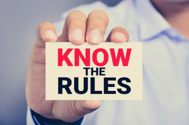 Kuralları bil, bir adam tarafından gösterilen karttaki mesaj