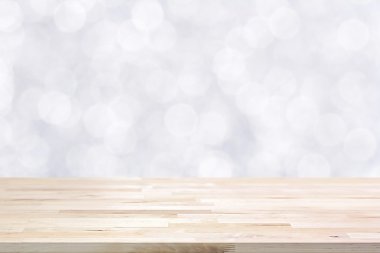 Ahşap masa üstü parlak beyaz bokeh arka plan üzerinde 