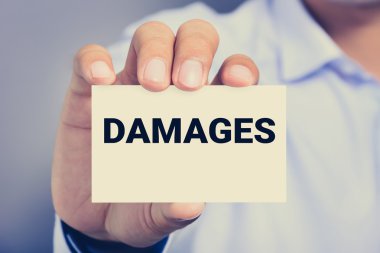 adam tarafından gösterilen kartındaki mesaj