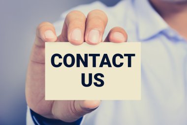 Bir adam tarafından gösterilen kartındaki mesaj iletişim