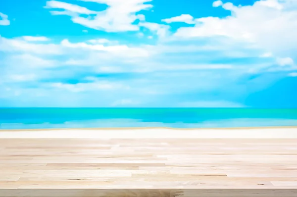 Tampo da mesa de madeira na praia de areia branca borrão e fundo azul céu — Fotografia de Stock