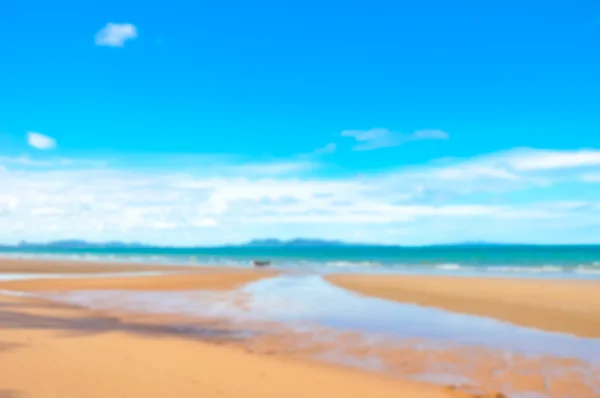 Strand en blauwe hemel, voor achtergrond vervagen — Stockfoto