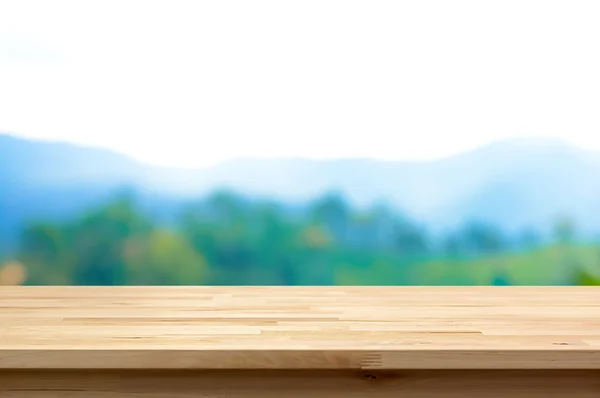 Tampo da mesa de madeira no fundo da montanha borrão — Fotografia de Stock