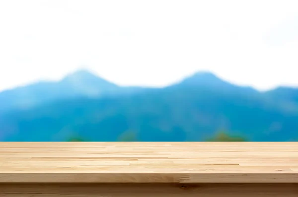 Tampo da mesa de madeira no fundo da montanha borrão — Fotografia de Stock