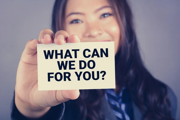 bir kadın tarafından gösterilen kartındaki mesaj