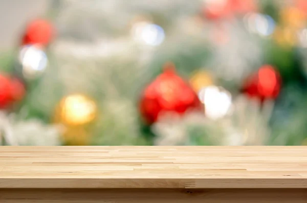 Holz Tischplatte auf Unschärfe bunt Weihnachtsschmuck Hintergrund — Stockfoto