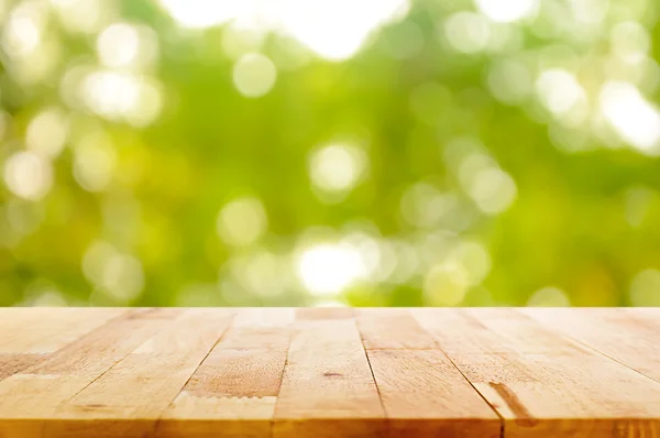 Ahşap masa doğal yeşil bokeh arka plan üzerinde en iyi — Stok fotoğraf