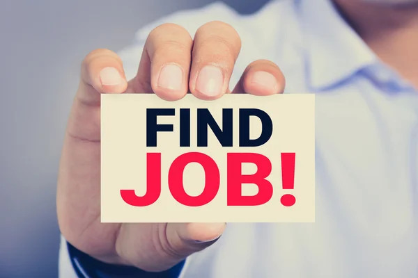 Hitta jobb! meddelande på kortet visas av en man — Stockfoto