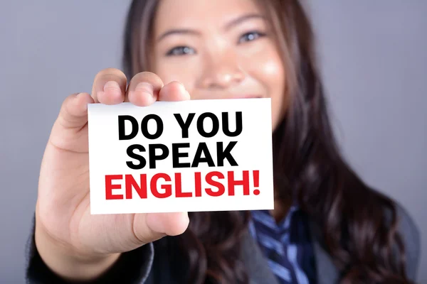 Ти розмовляєш англійською! повідомлення на картці показано молодої жінки — стокове фото