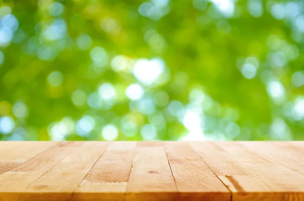 Trä table top på grön naturliga bokeh abstrakt bakgrund — Stockfoto