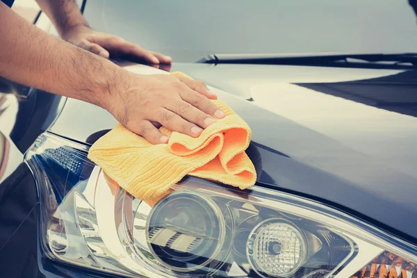 Ein Mann, der Auto mit Mikrofasertuch reinigt, Auto-Details (oder Vale — Stockfoto