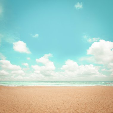 Kumsal ve mavi gökyüzü