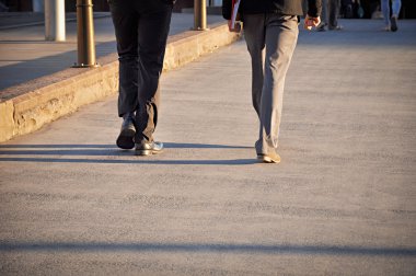 iki adam kaldırımda yürürken ayakları