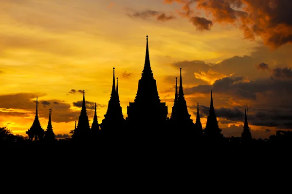 Antik Tayland tapınak siluet alacakaranlık gökyüzü arka planda — Stok fotoğraf