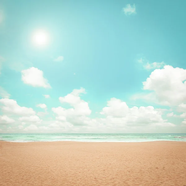 Praia de areia e céu azul — Fotografia de Stock