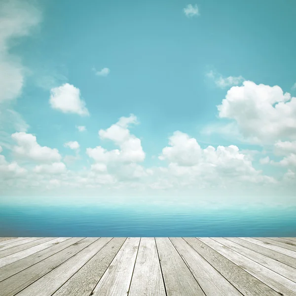 Trä table top på blå hav och himmel bakgrund, vintage tone bild — Stockfoto