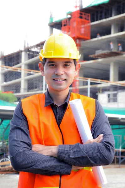 アジア エンジニア リングや建設現場の前で職長 — ストック写真