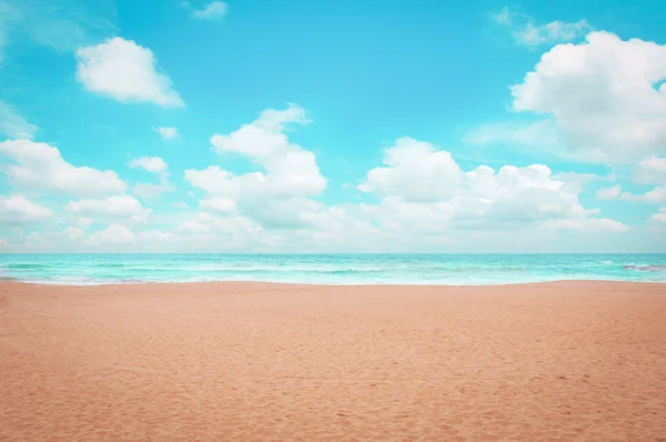 Zand strand met blauwe lucht achtergrond — Stockfoto