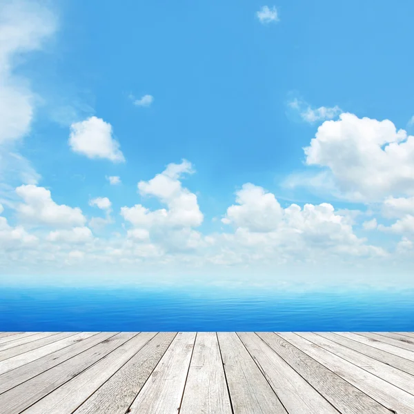 Tavola di legno come un molo su sfondo cielo blu — Foto Stock