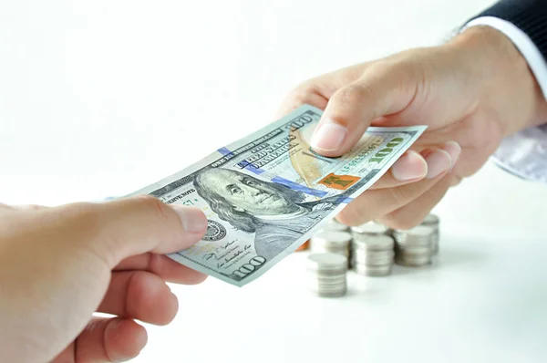 Hand geven geld Verenigde Staten dollar (Usd) bill — Stockfoto