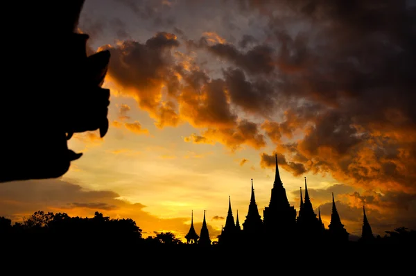 Ancient Thai temple silhouette in twilight sky background — Stock Photo, Image