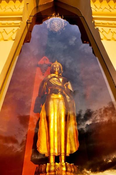 Statue de Bouddha debout en or dans la salle de verre avec reflet du ciel — Photo