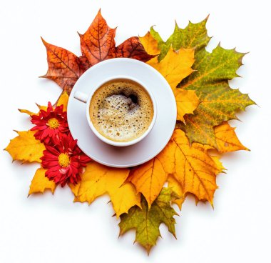 Sonbahar yapraklarının arka planında kasımpatı olan bir fincan kahve. Beyaz arkaplanda izole et