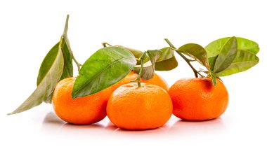 Yapraklı mandalina. Mandalina dilimleri. Beyaz arkaplanda izole et 