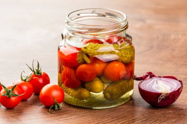 Salatalık ve domatesli cam kavanoz. 