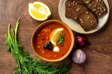 Rus ve Ukrayna mutfağı yemekleri. Kil tabakta solyanka çorbası