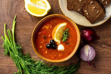 Rus ve Ukrayna mutfağı yemekleri. Kil tabakta solyanka çorbası
