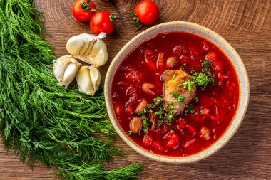 Ukrayna mutfağı. Kil tabakta borş. 